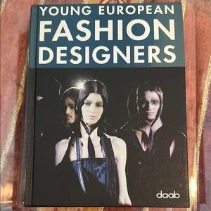 375 pages of Fashion Inspiration, Europe. Great unused book. Hard cover.
